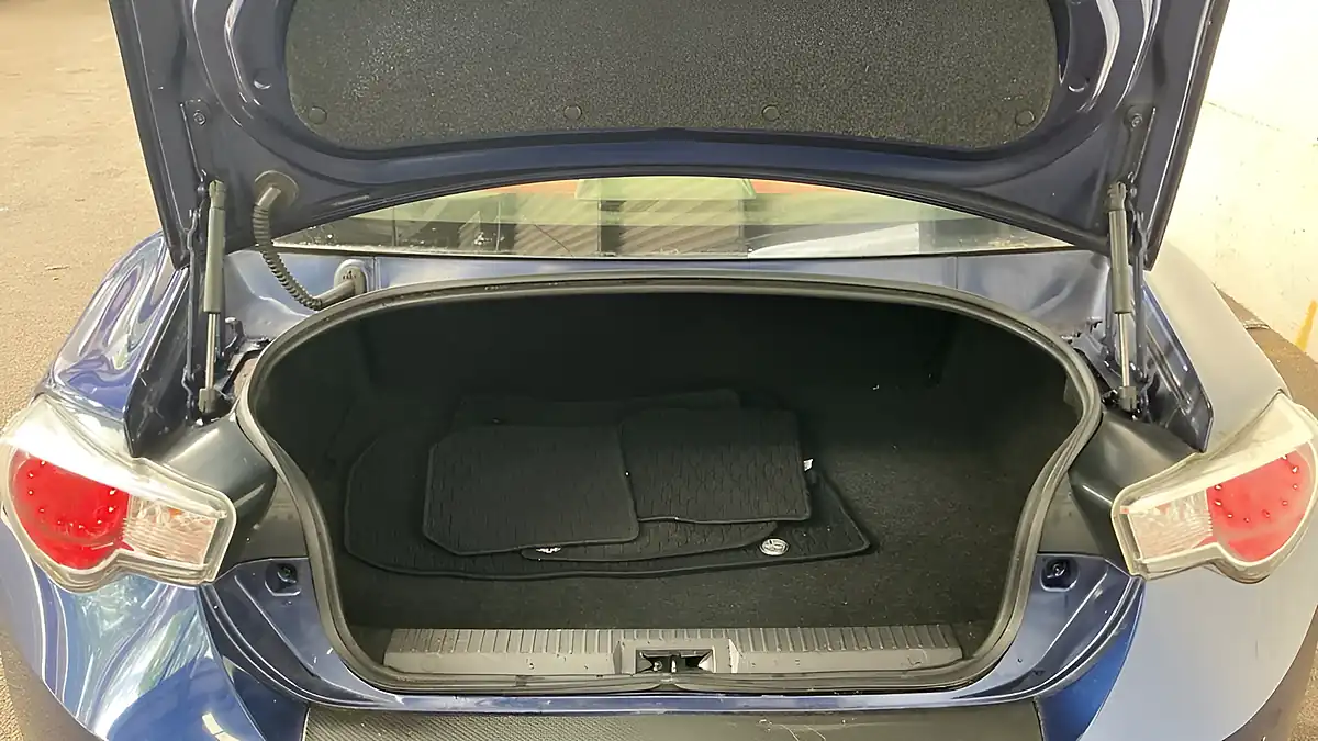 Used 2017 Toyota GT86 Coupe Blue - Interior and Exterior details 6