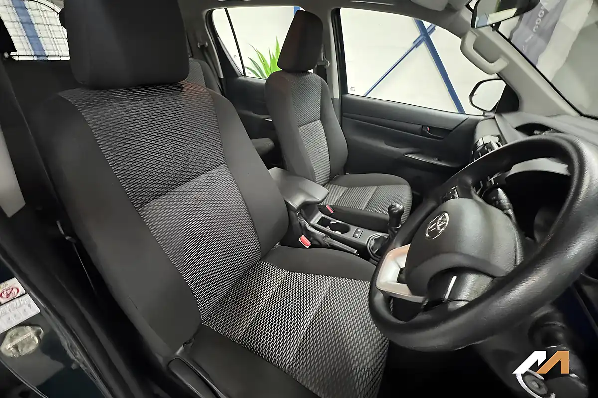 Used 2017 Toyota Hilux Active Green - Interior and Exterior details 11