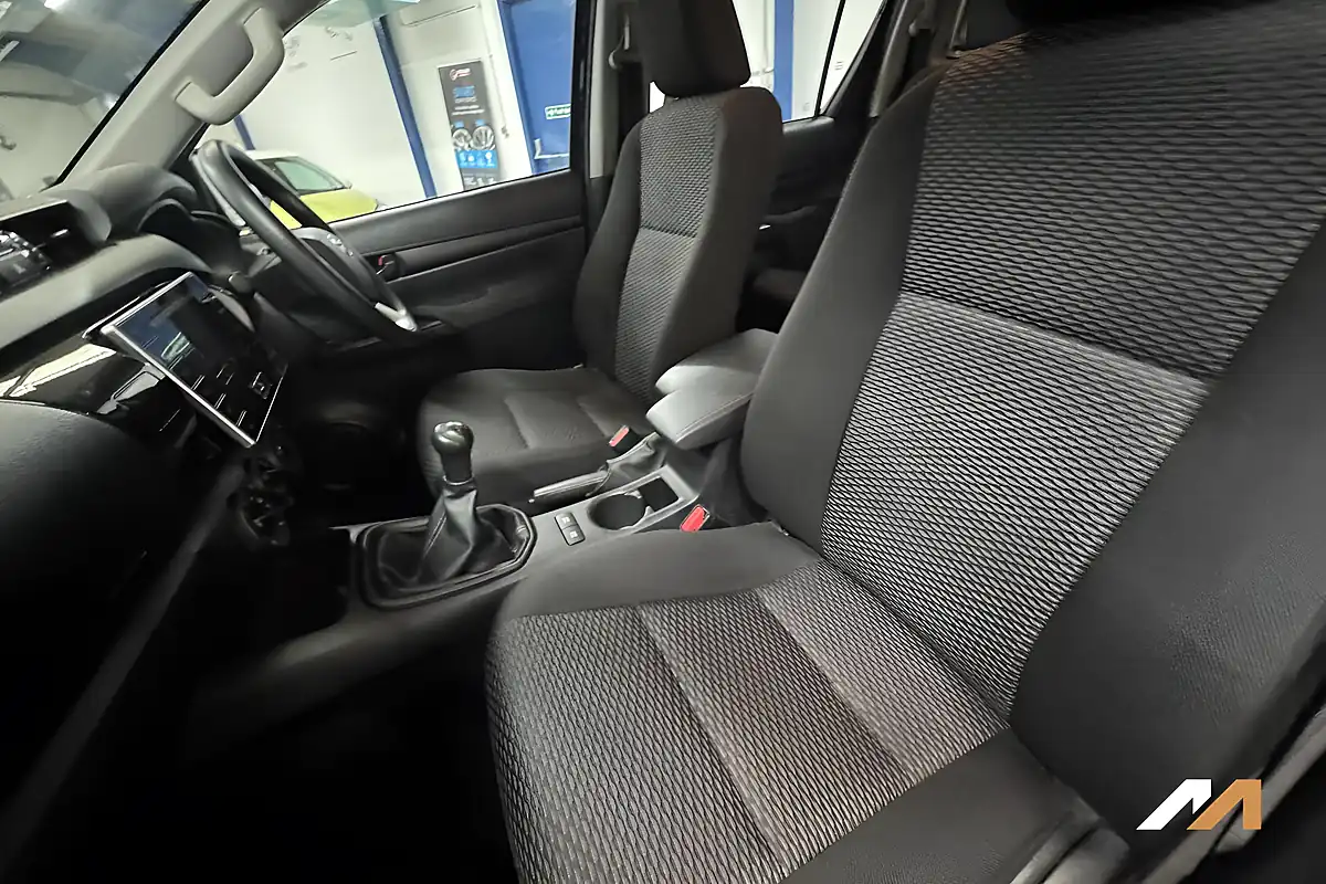 Used 2017 Toyota Hilux Active Green - Interior and Exterior details 13