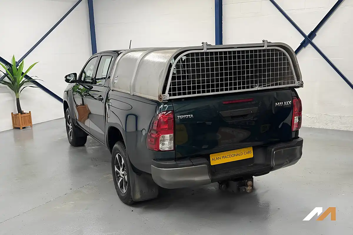 Used 2017 Toyota Hilux Active Green - Interior and Exterior details 2