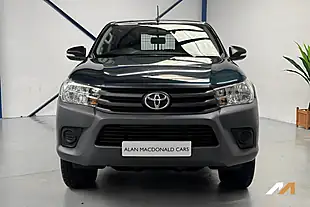 Used 2017 Toyota Hilux Active Green - Interior and Exterior details 4
