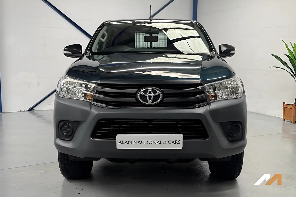 Used 2017 Toyota Hilux Active Green - Interior and Exterior details 4