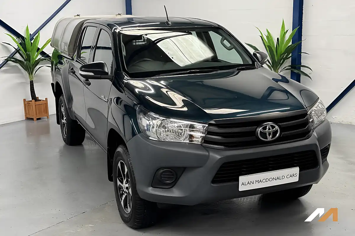 Used 2017 Toyota Hilux Active Green - Interior and Exterior details 5