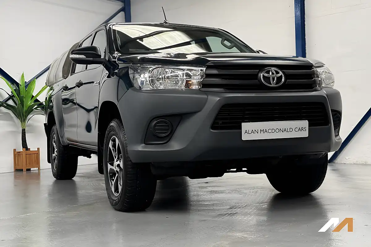 Used 2017 Toyota Hilux Active Green - Interior and Exterior details 6