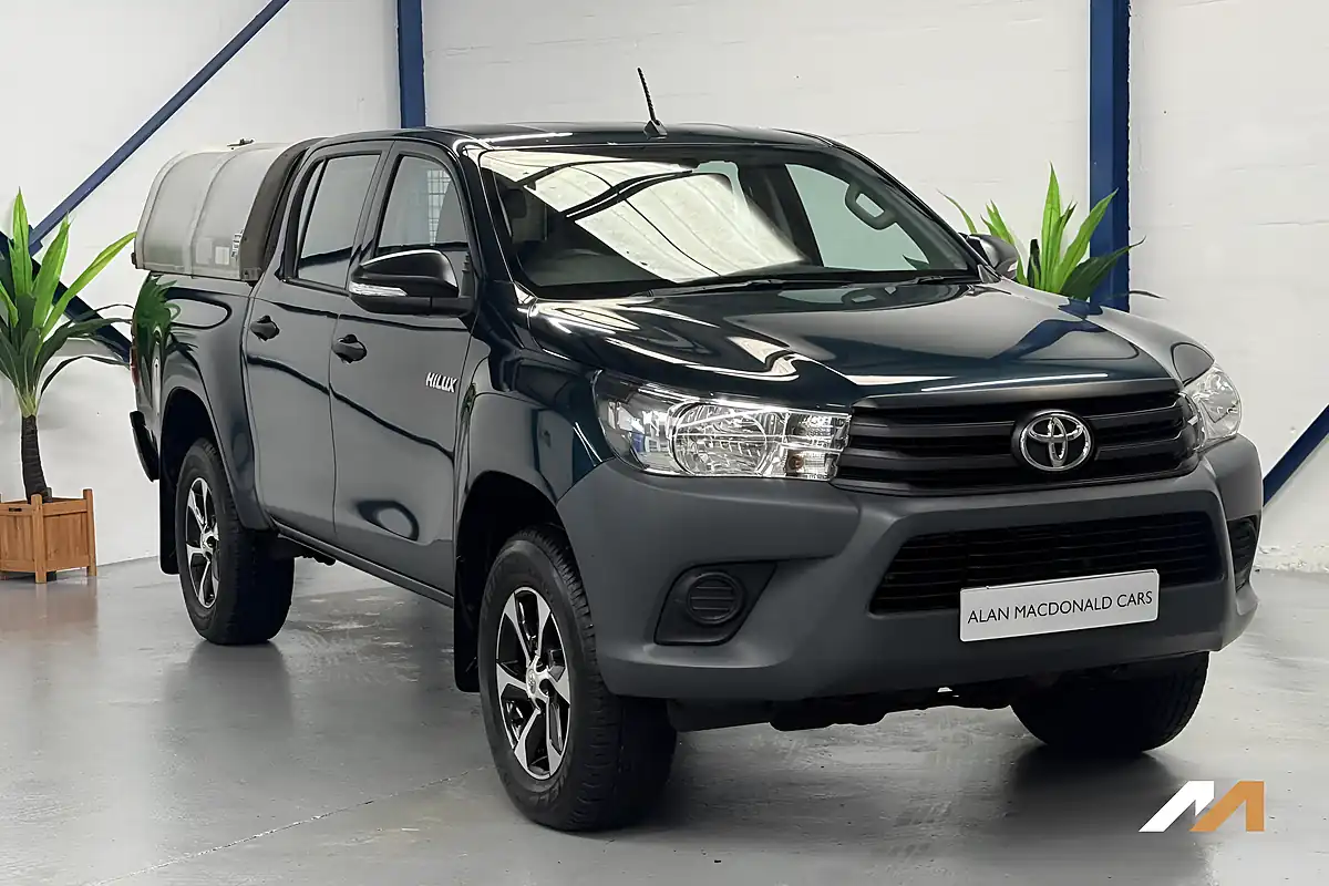 Used 2017 Toyota Hilux Active Green - Interior and Exterior details 7
