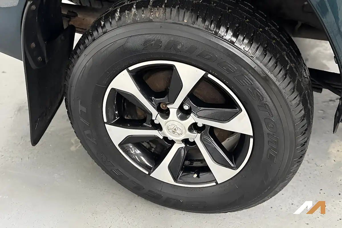 Used 2017 Toyota Hilux Active Green - Interior and Exterior details 8