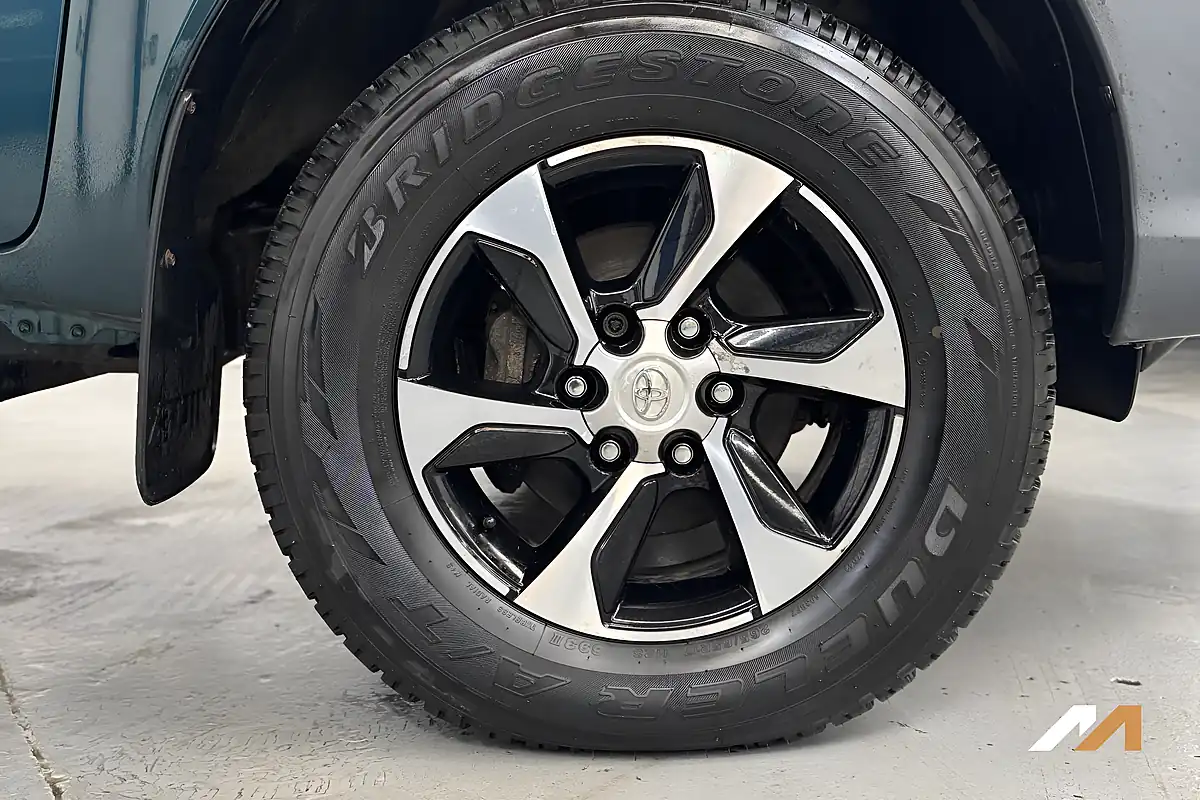 Used 2017 Toyota Hilux Active Green - Interior and Exterior details 9
