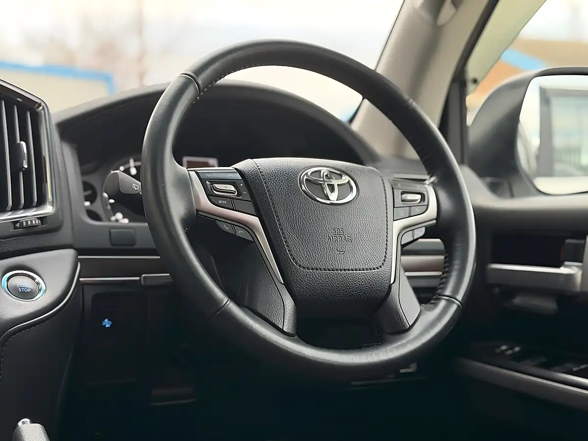 Used 2017 Toyota Land Cruiser Amazon White - Interior and Exterior details 16
