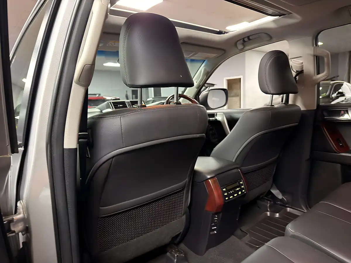 Used 2017 Toyota Land Cruiser Invincible Brilliant Silver - Interior and Exterior details 12