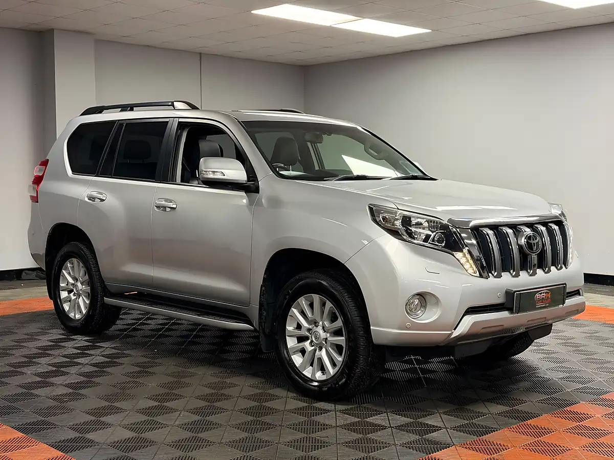 Used 2017 Toyota Land Cruiser Invincible Brilliant Silver - Interior and Exterior details 5