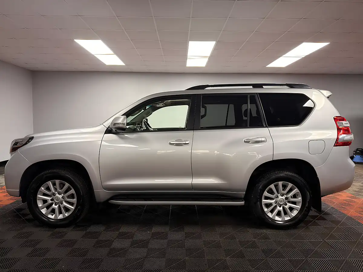Used 2017 Toyota Land Cruiser Invincible Brilliant Silver - Interior and Exterior details 9