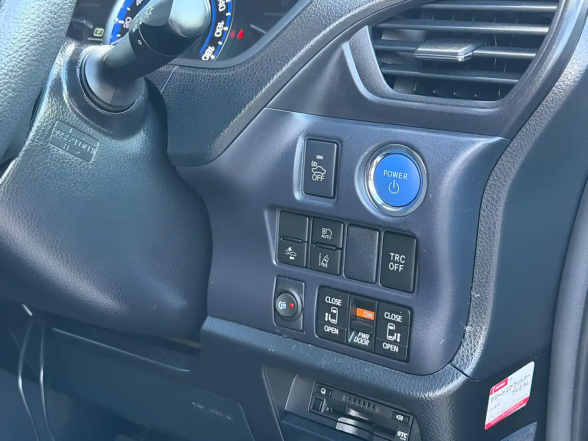 Used 2017 Toyota Noah Black - Interior and Exterior details 12