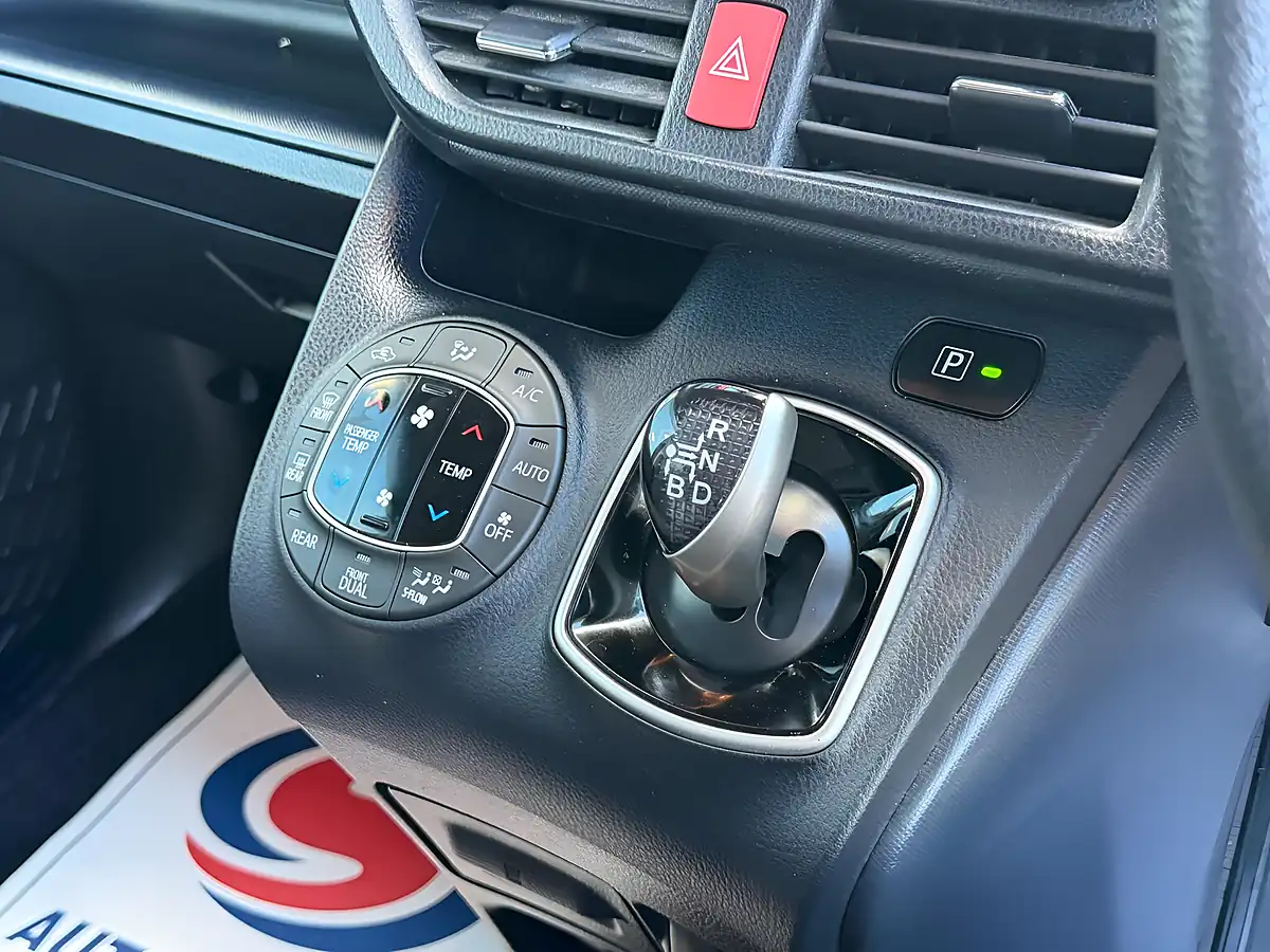 Used 2017 Toyota Noah Black - Interior and Exterior details 13