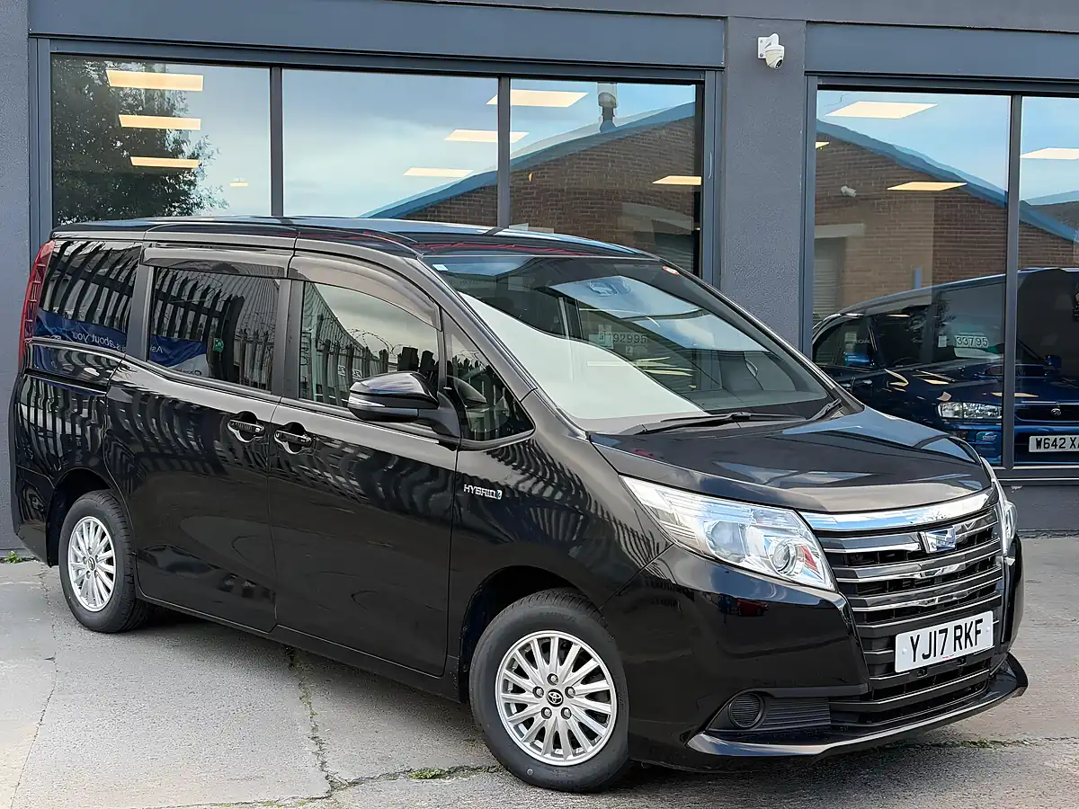 Used 2017 Toyota Noah Black - Interior and Exterior details 2