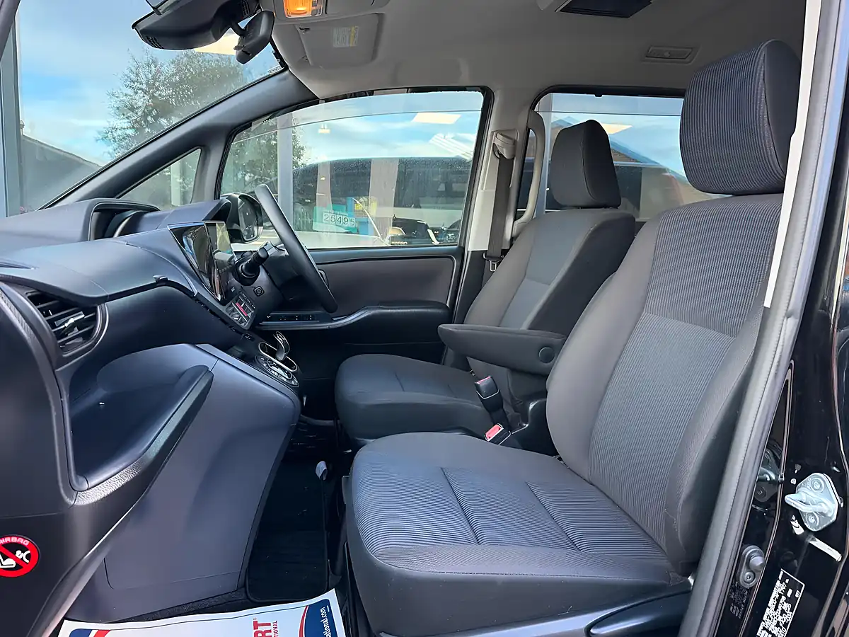 Used 2017 Toyota Noah Black - Interior and Exterior details 4