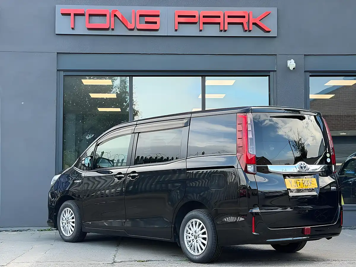 Used 2017 Toyota Noah Black - Interior and Exterior details 5