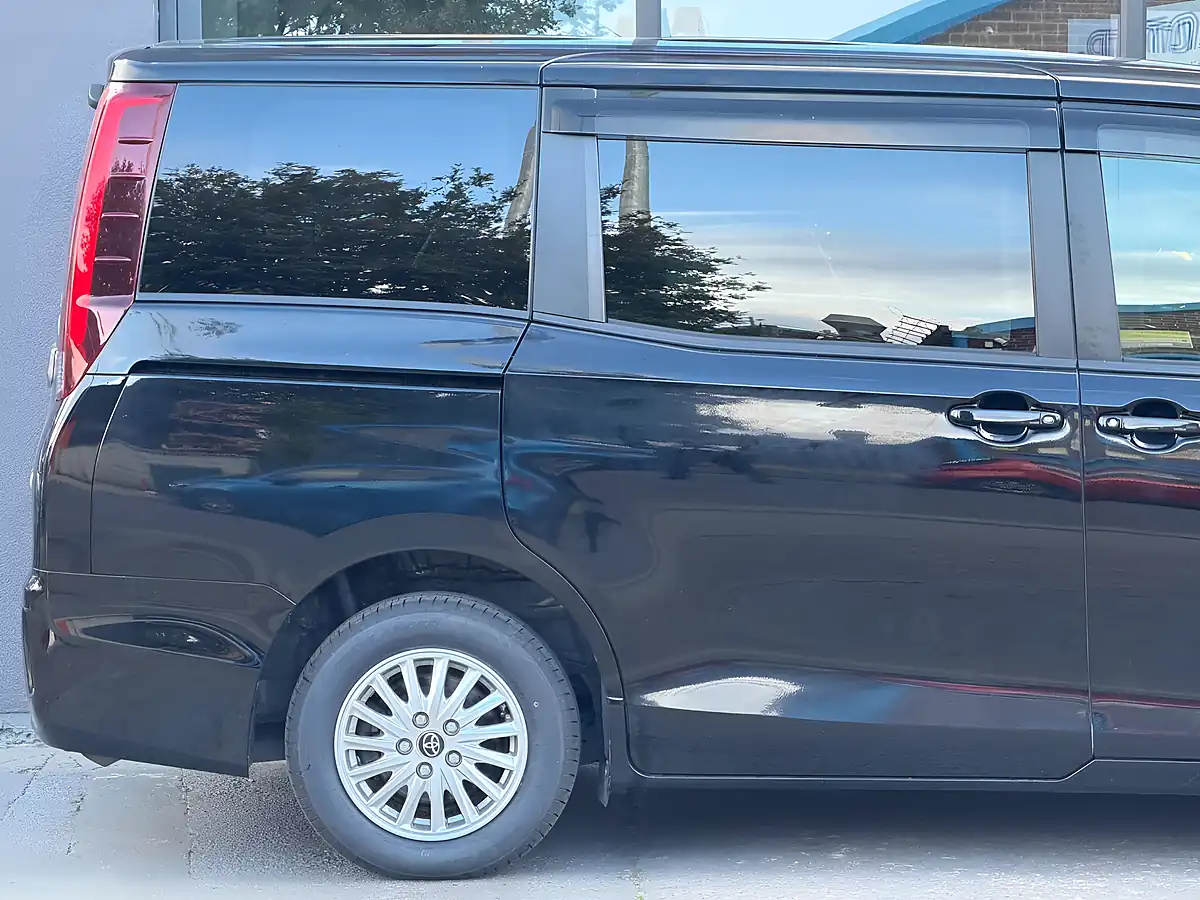 Used 2017 Toyota Noah Black - Interior and Exterior details 8