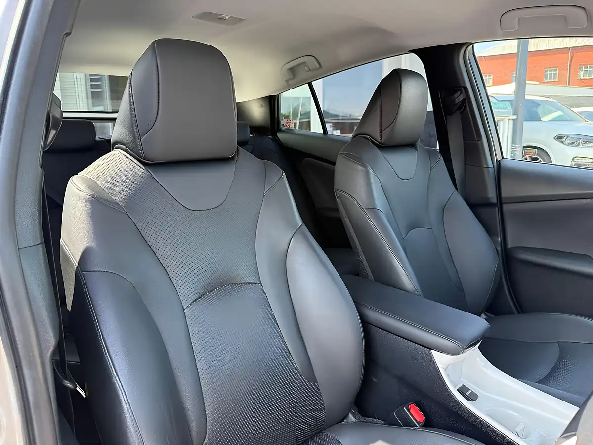 Used 2017 Toyota Prius Excel Silver - Interior and Exterior details 12