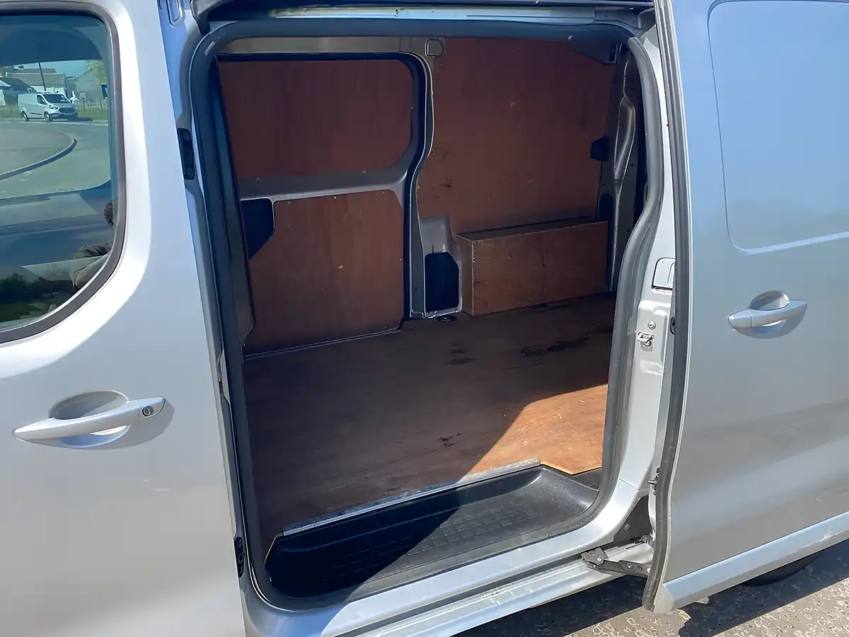 Used 2017 Toyota Proace Comfort Medium Silver - Interior and Exterior details 14