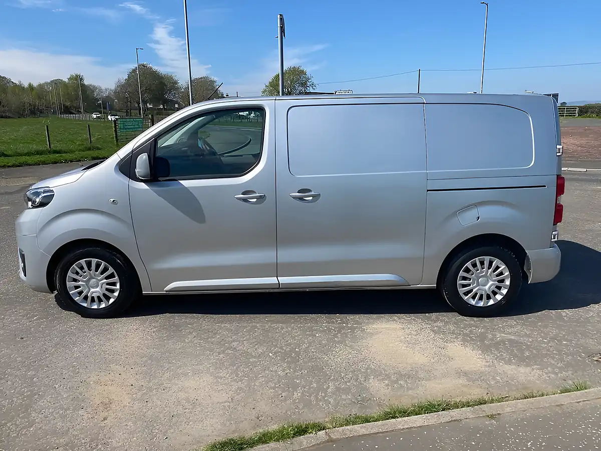 Used 2017 Toyota Proace Comfort Medium Silver - Interior and Exterior details 16