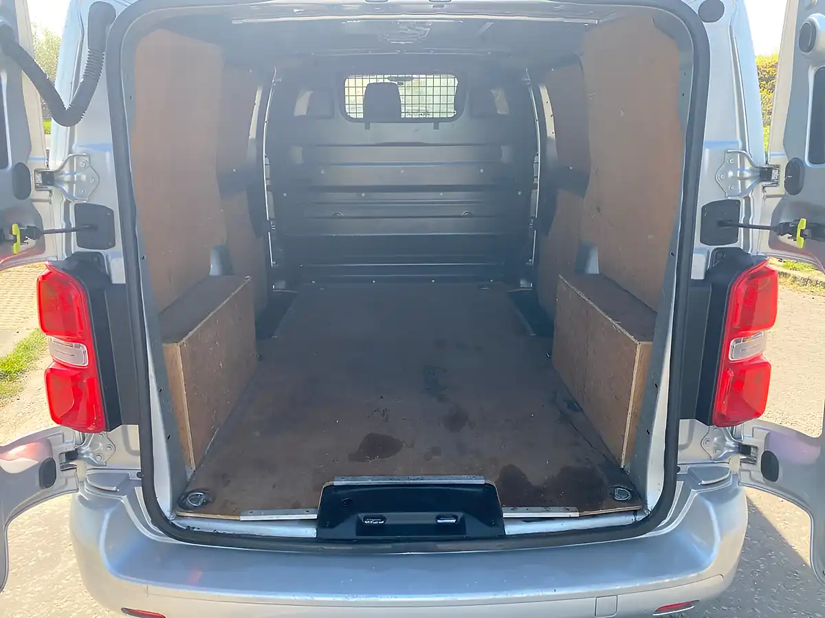 Used 2017 Toyota Proace Comfort Medium Silver - Interior and Exterior details 8