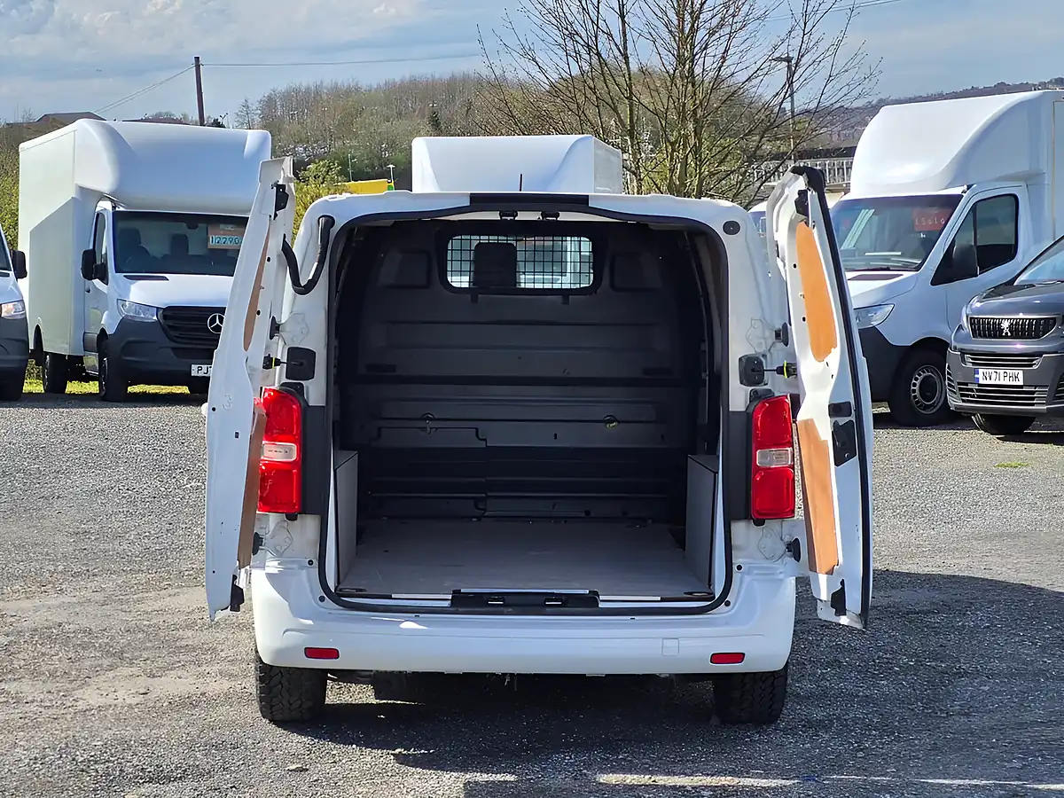 Used 2017 Toyota Proace Comfort White - Interior and Exterior details 3