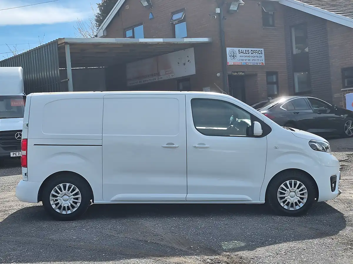 Used 2017 Toyota Proace Comfort White - Interior and Exterior details 4