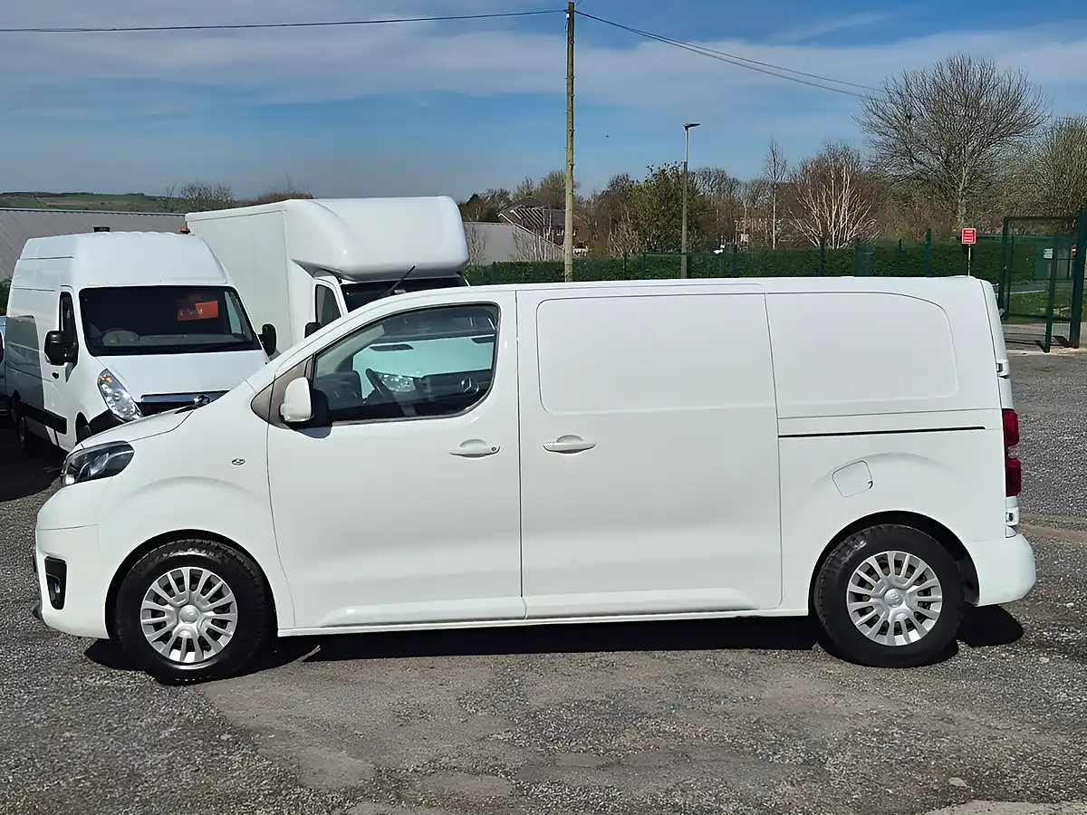 Used 2017 Toyota Proace Comfort White - Interior and Exterior details 5