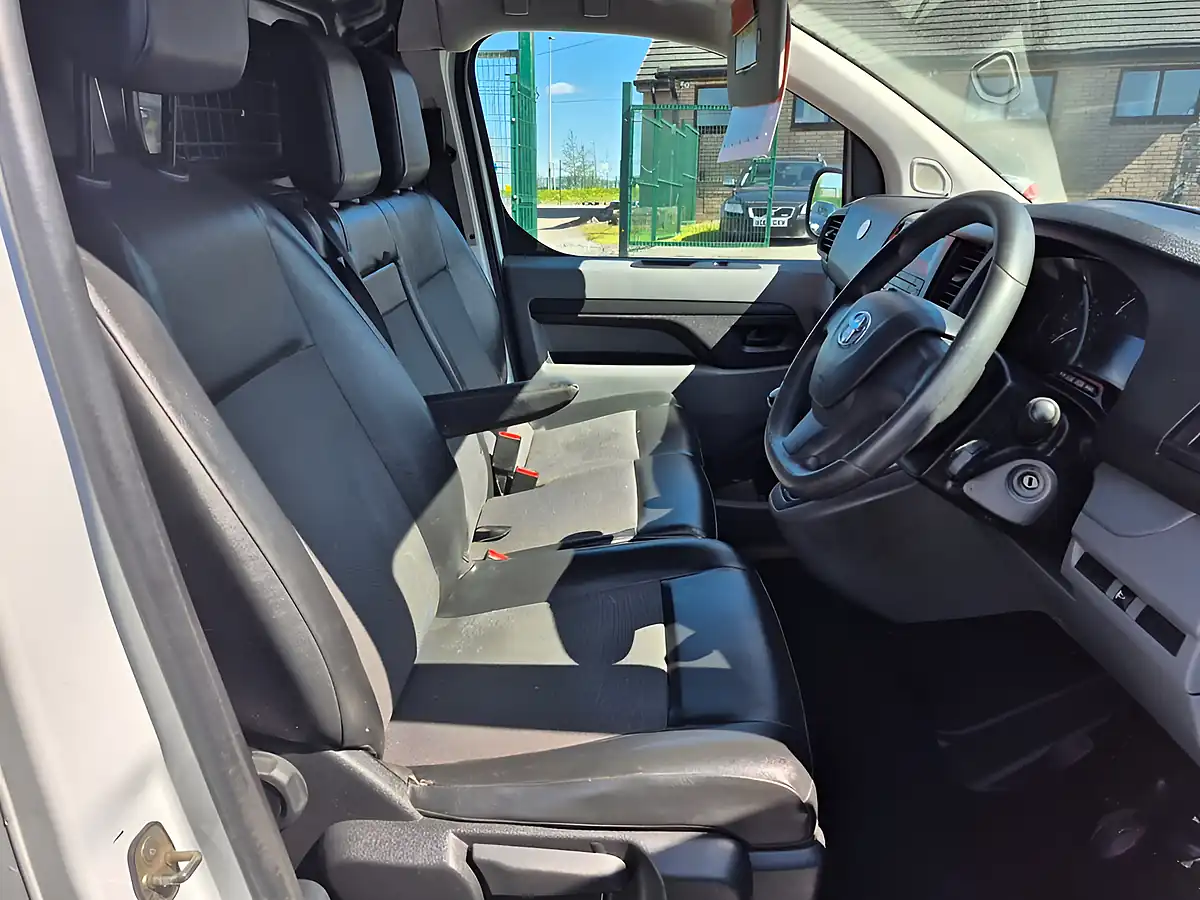 Used 2017 Toyota Proace Comfort White - Interior and Exterior details 9