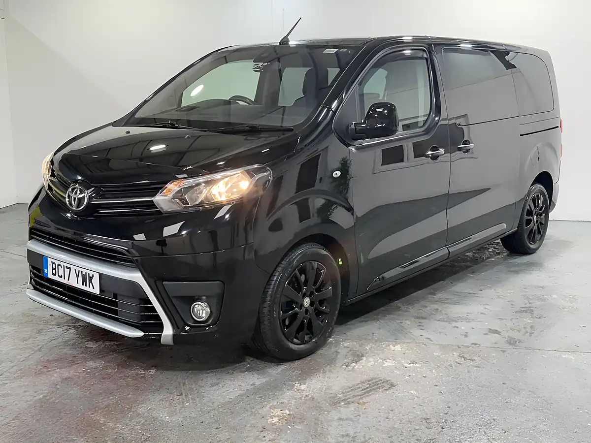 Used 2017 Toyota Proace Verso Family Medium Black - Interior and Exterior details 4
