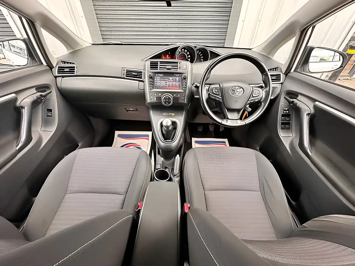 Used 2017 Toyota Verso Icon White - Interior and Exterior details 11