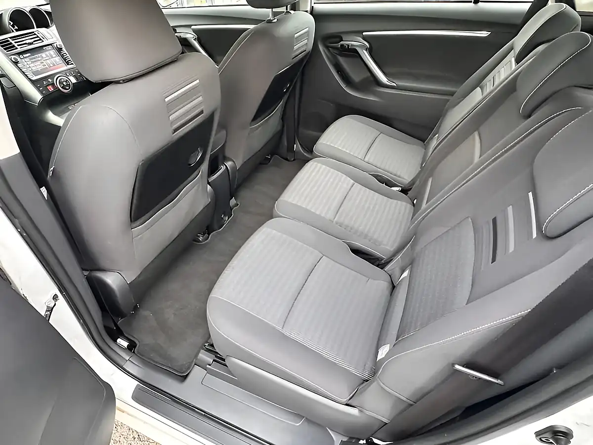 Used 2017 Toyota Verso Icon White - Interior and Exterior details 12