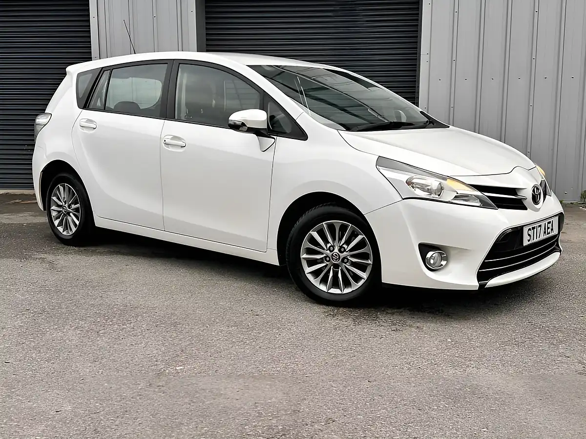 Used 2017 Toyota Verso Icon White - Interior and Exterior details 5