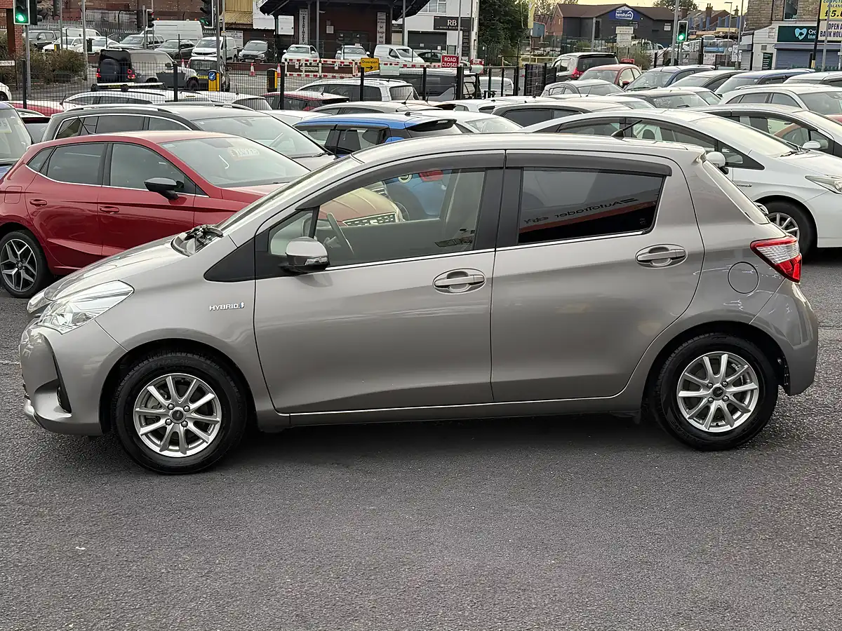 Used 2017 Toyota Vitz Multicolour - Interior and Exterior details 10