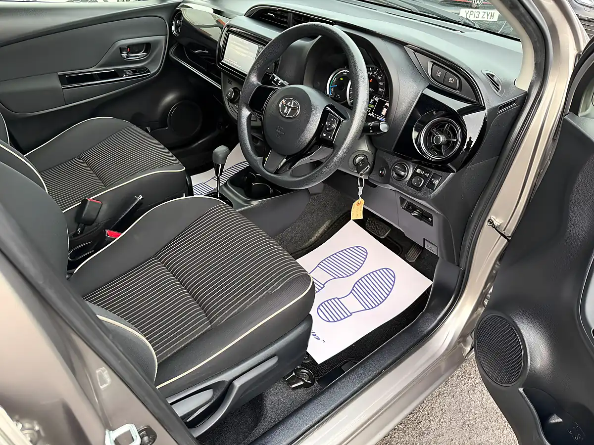 Used 2017 Toyota Vitz Multicolour - Interior and Exterior details 12