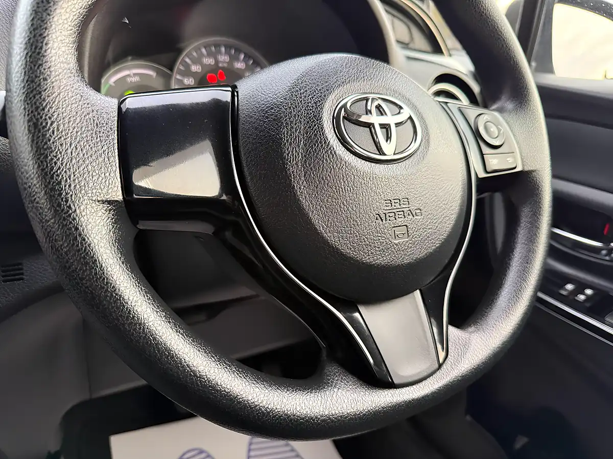 Used 2017 Toyota Vitz Multicolour - Interior and Exterior details 14