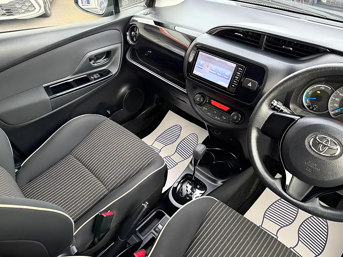 Used 2017 Toyota Vitz Multicolour - Interior and Exterior details 15