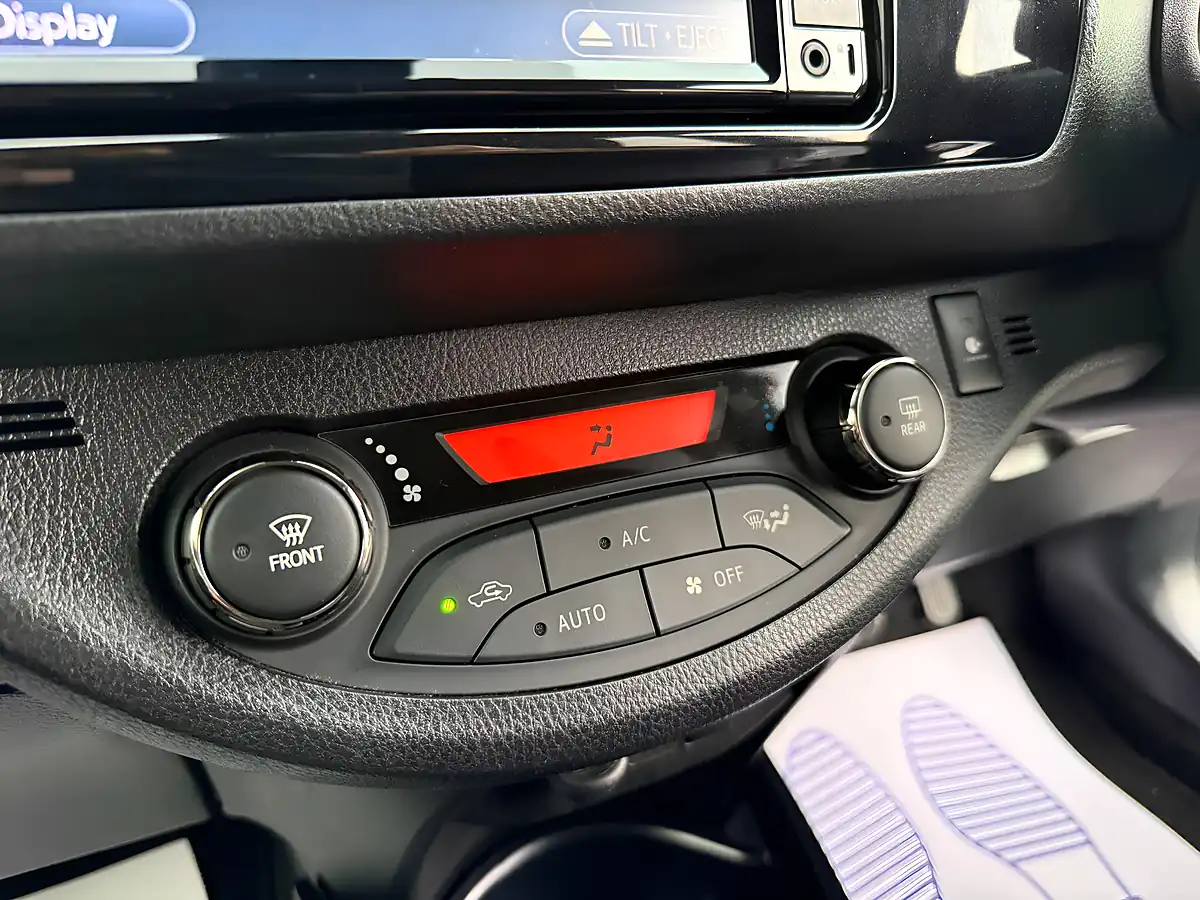Used 2017 Toyota Vitz Multicolour - Interior and Exterior details 16