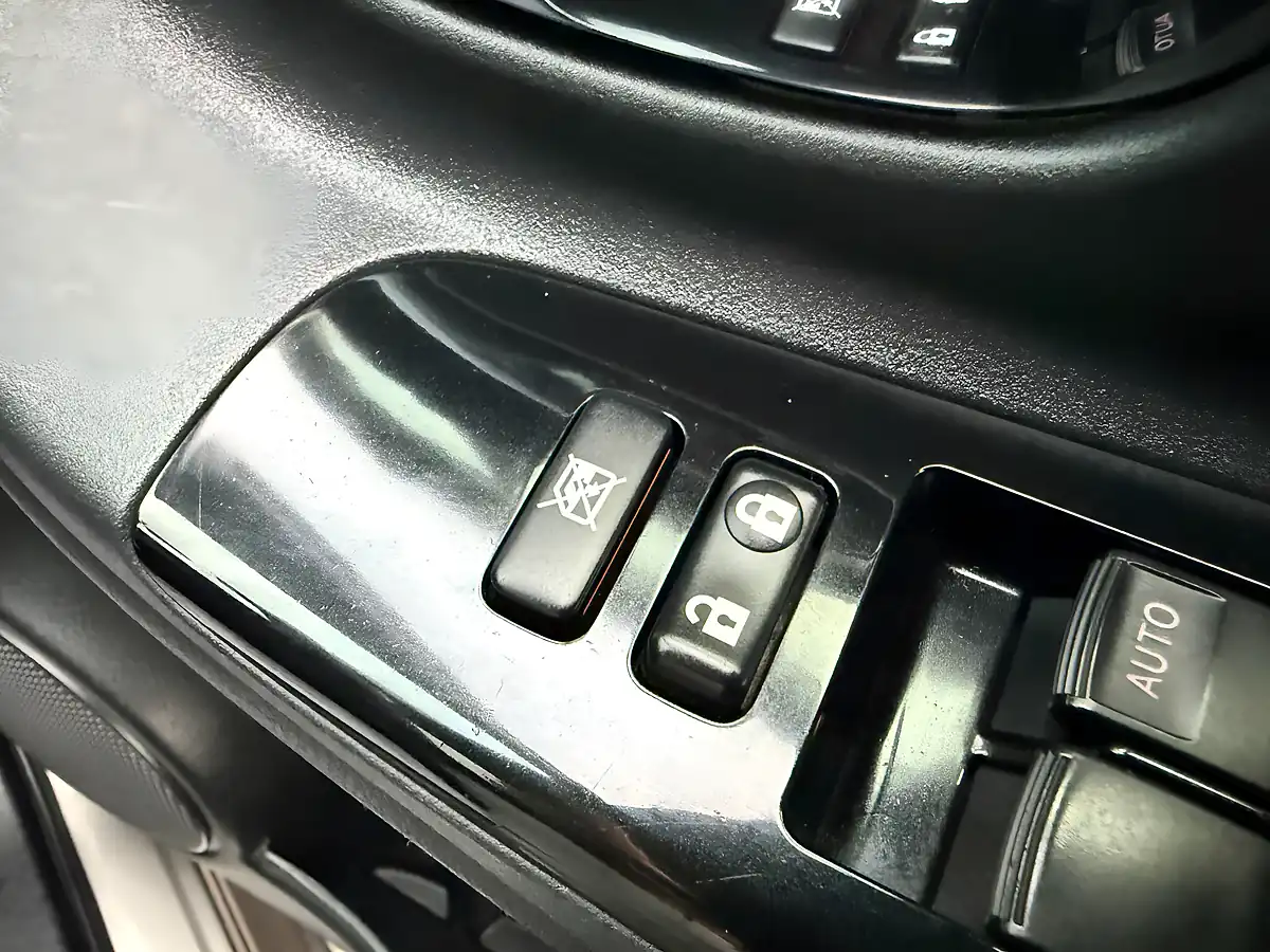 Used 2017 Toyota Vitz Multicolour - Interior and Exterior details 17