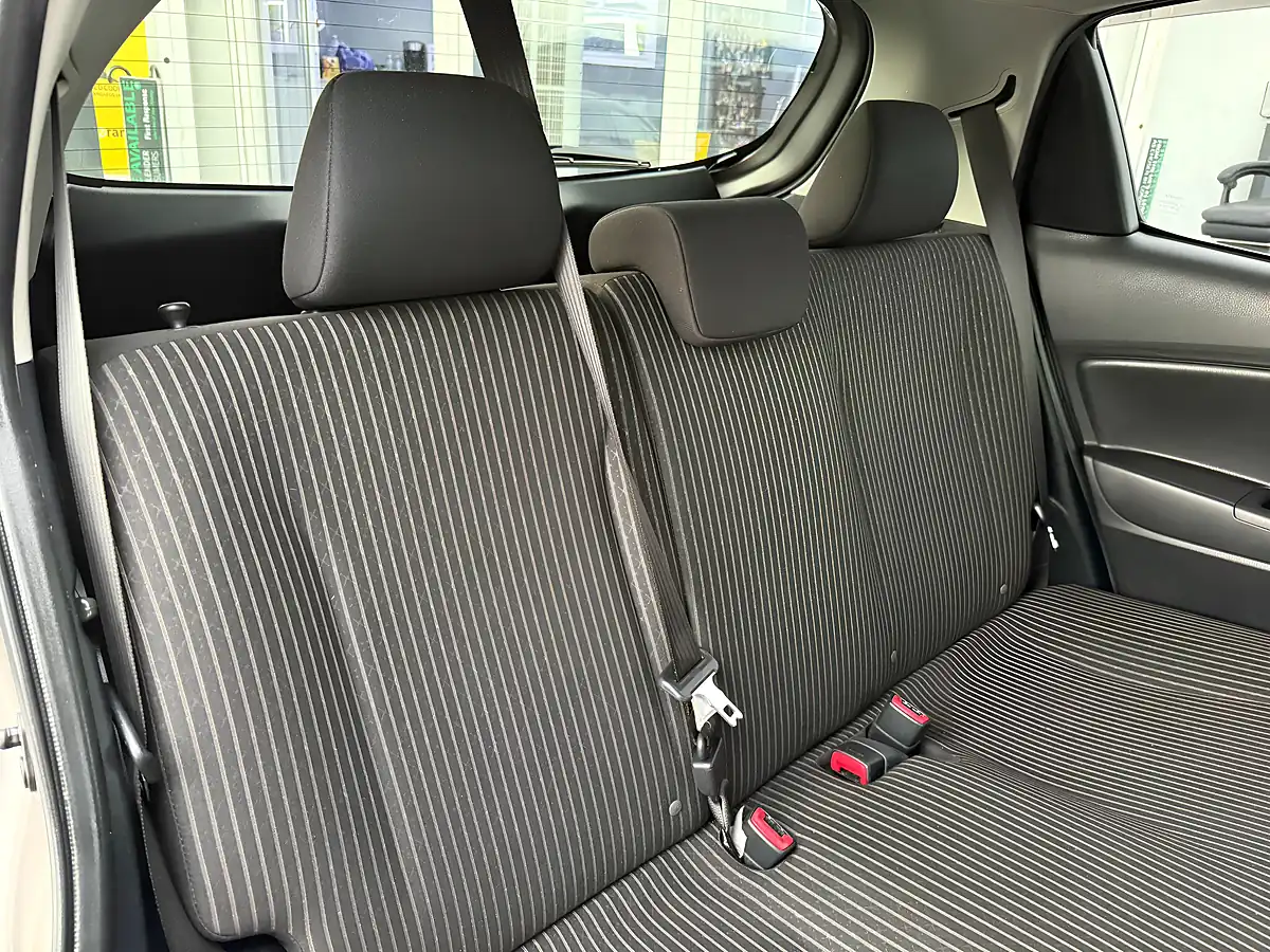 Used 2017 Toyota Vitz Multicolour - Interior and Exterior details 4