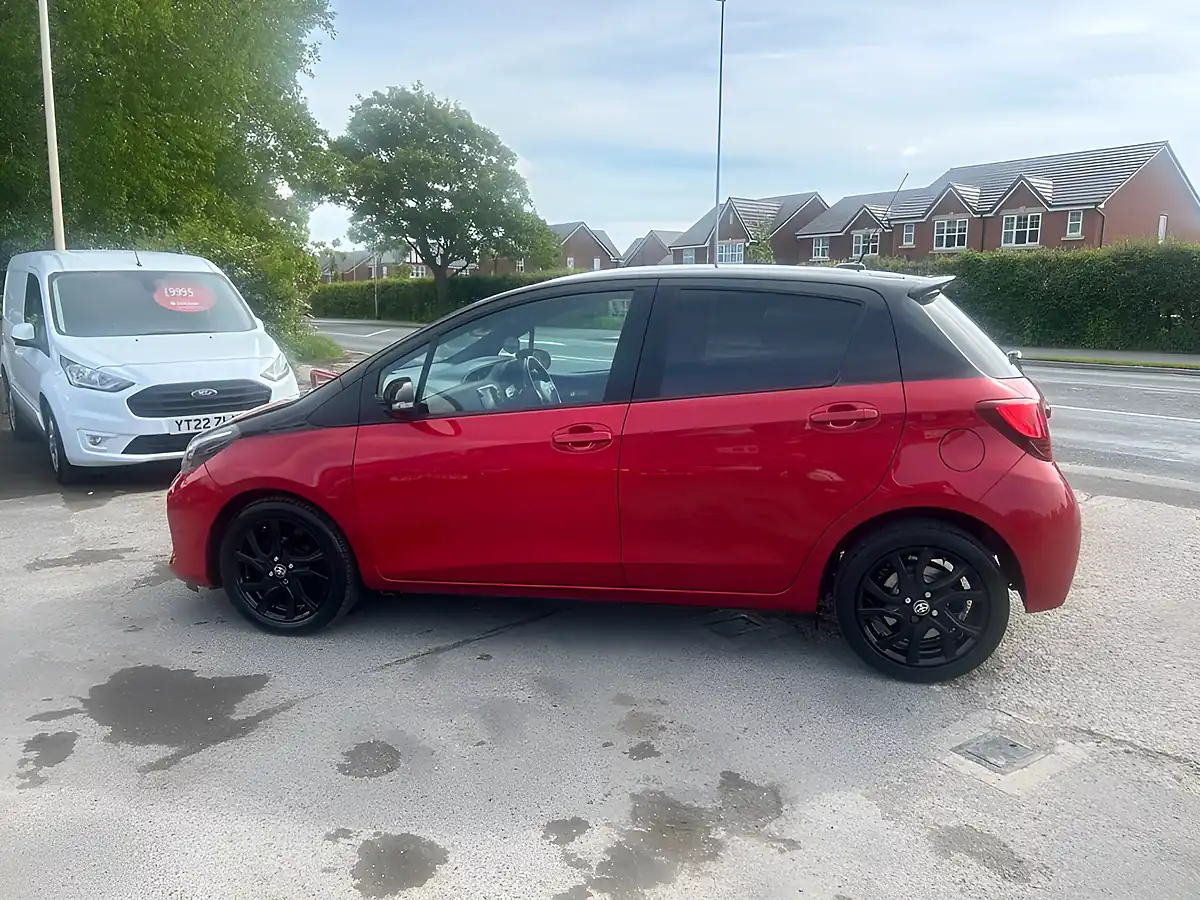 Used 2017 Toyota Yaris Design Red - Interior and Exterior details 9