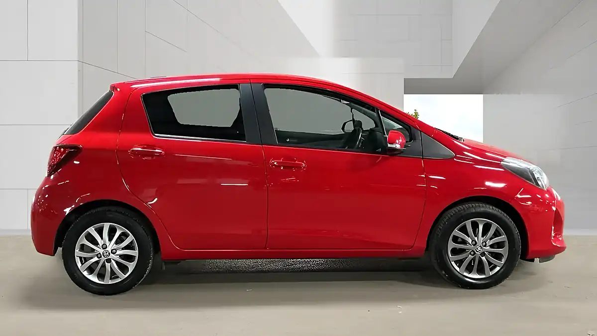 Used 2017 Toyota Yaris Icon Red - Interior and Exterior details 8