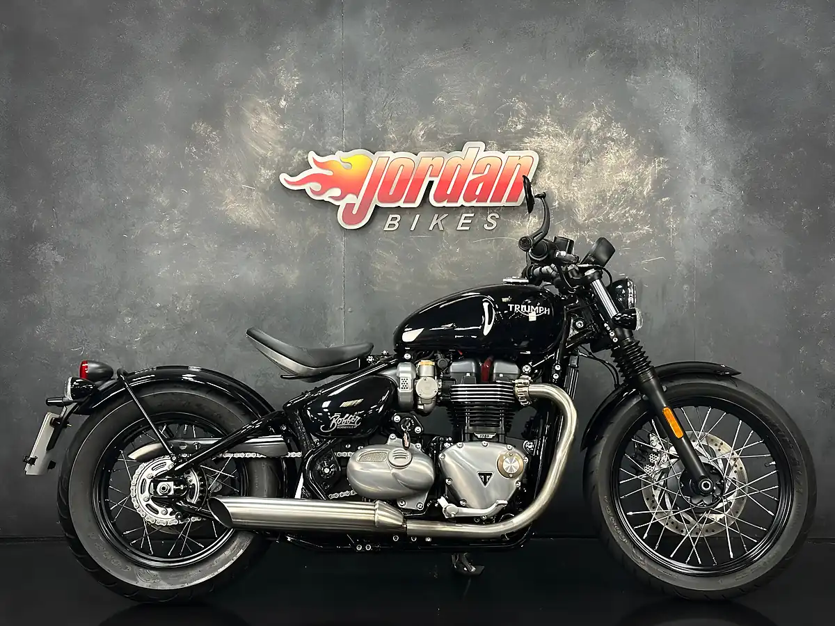 Used 2017 Triumph Bobber 1200 Black - Front View