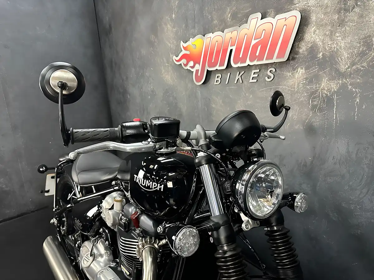 Used 2017 Triumph Bobber 1200 Black - Interior and Exterior details 11