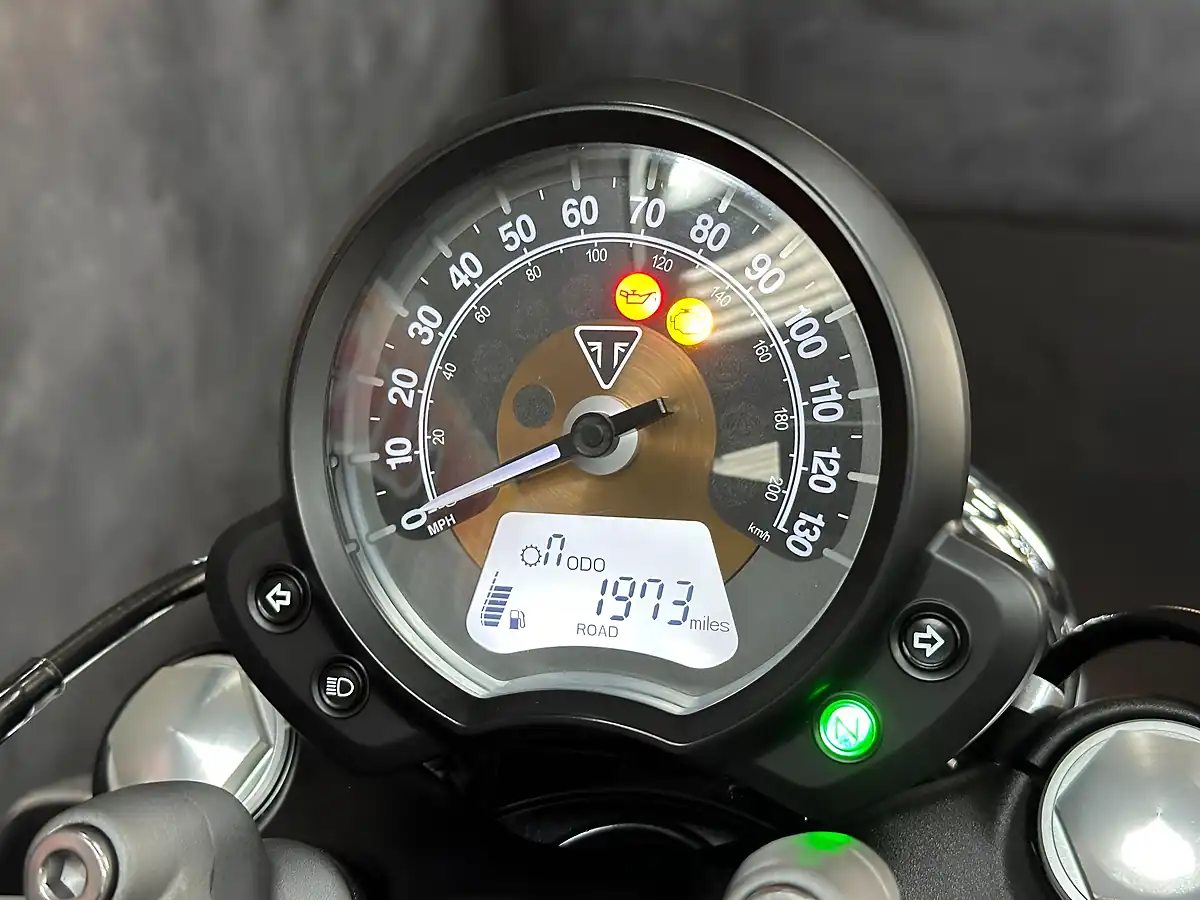 Used 2017 Triumph Bobber 1200 Black - Interior and Exterior details 3