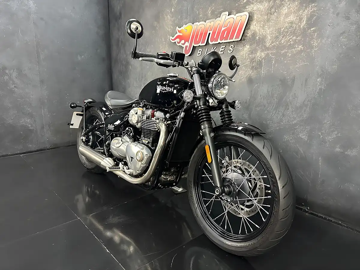 Used 2017 Triumph Bobber 1200 Black - Interior and Exterior details 4