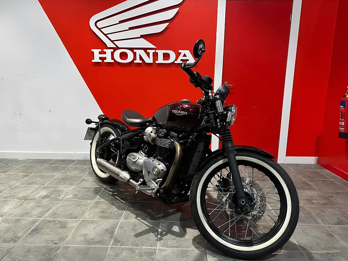 Used 2017 Triumph Bonneville Bobber Red - Front View
