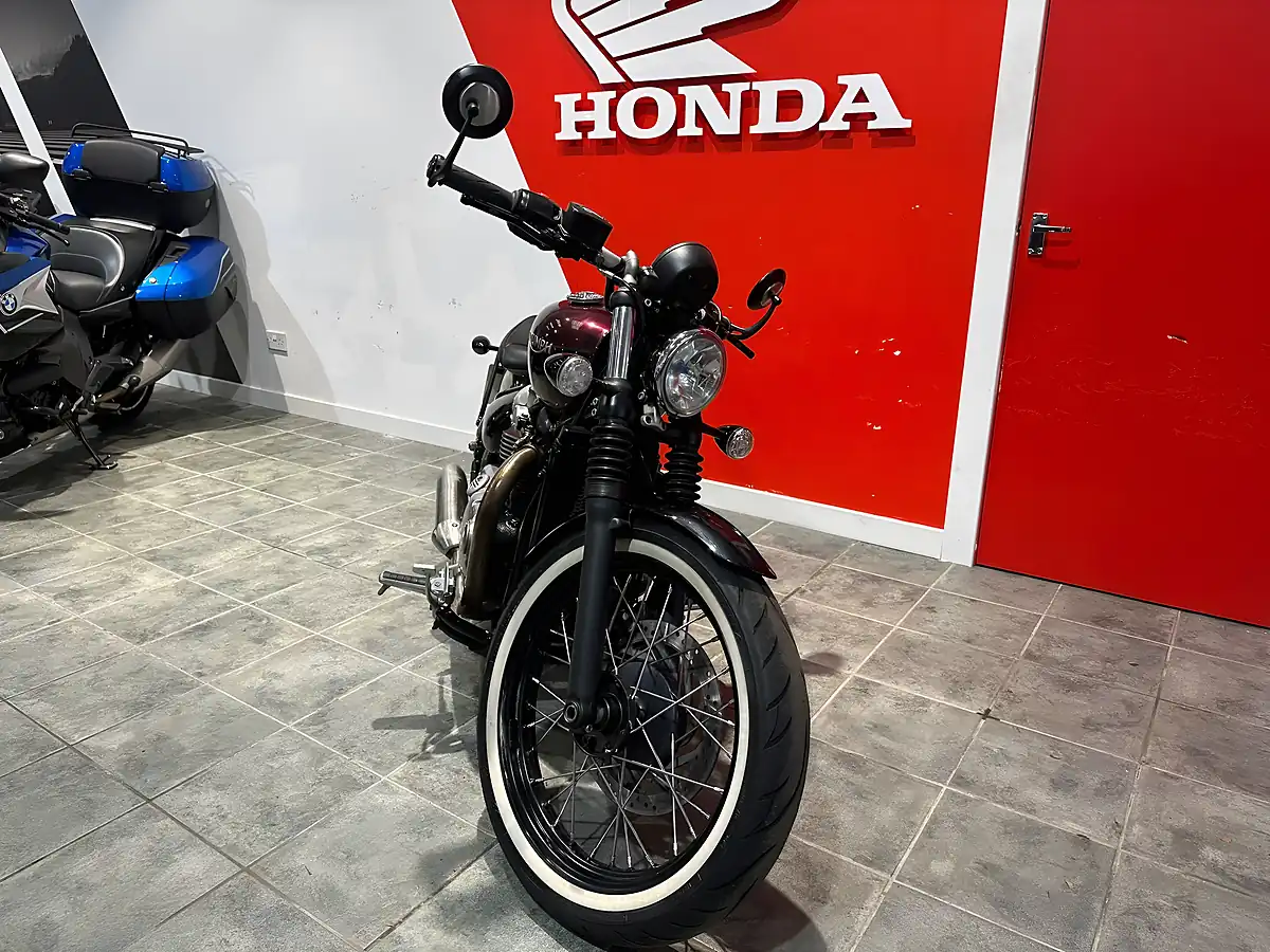 Used 2017 Triumph Bonneville Bobber Red - Interior and Exterior details 5