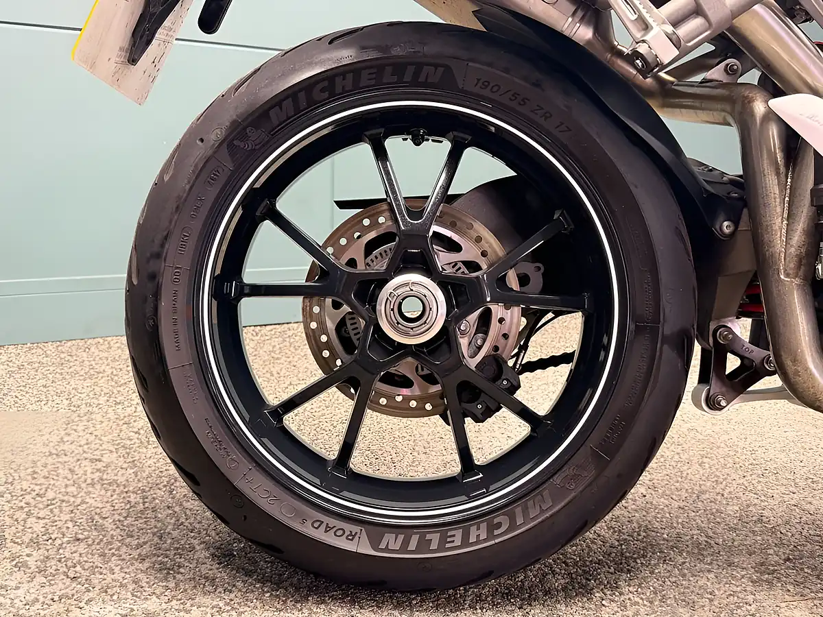 Used 2017 Triumph Speed Triple 1050 S Red - Interior and Exterior details 14