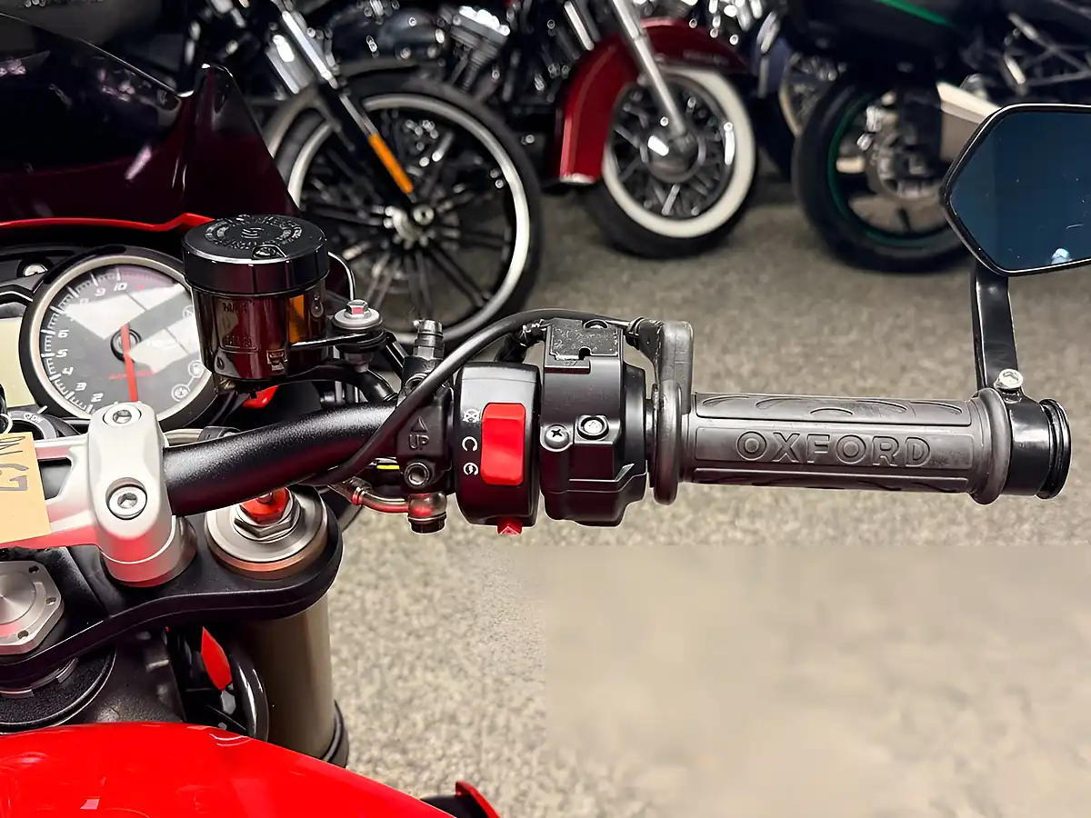 Used 2017 Triumph Speed Triple 1050 S Red - Interior and Exterior details 15